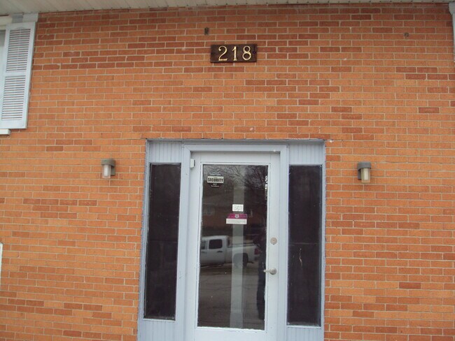 Entrada frontal del edificio - 218 NW College Ave