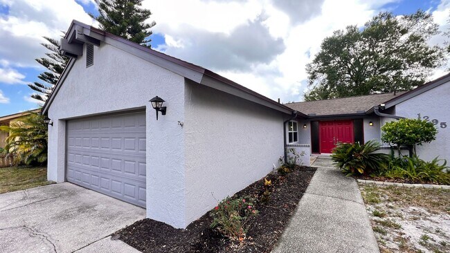 Building Photo - Stunning 4 Bedroom/2 Bathroom in Winter Sp...