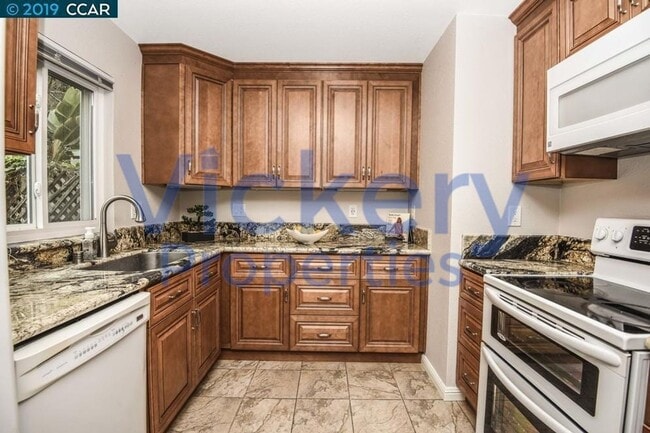 Building Photo - Beautiful 3 Bd/2.5 Ba, 1506 sf Concord tow...