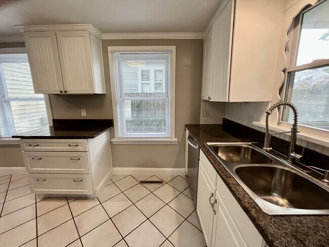 Foto del edificio - 3 Bed 1 Bath Downtown St. Joseph