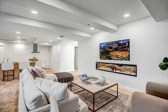 Building Photo - 7121 E Rancho Vista Dr