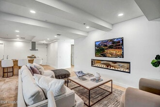 Building Photo - 7121 E Rancho Vista Dr