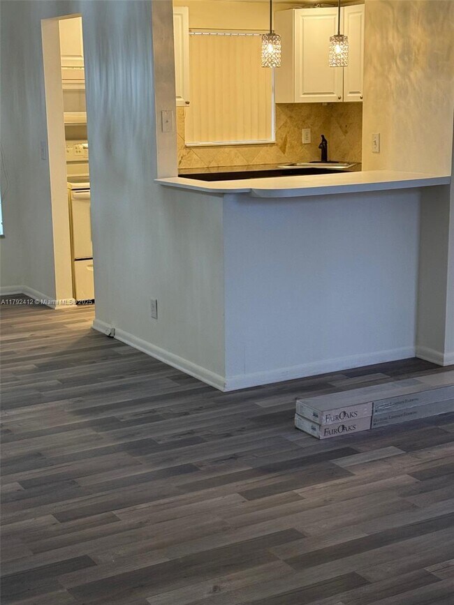 Foto del edificio - 3100 Riverside Dr