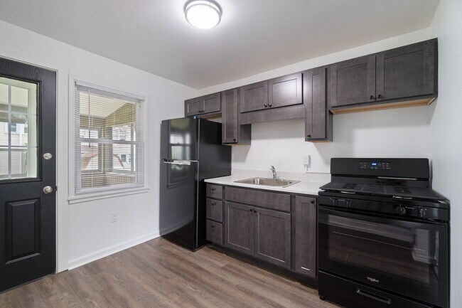 Foto del edificio - 2 bedrooms and 1 bathroom Townhouse in Mid...