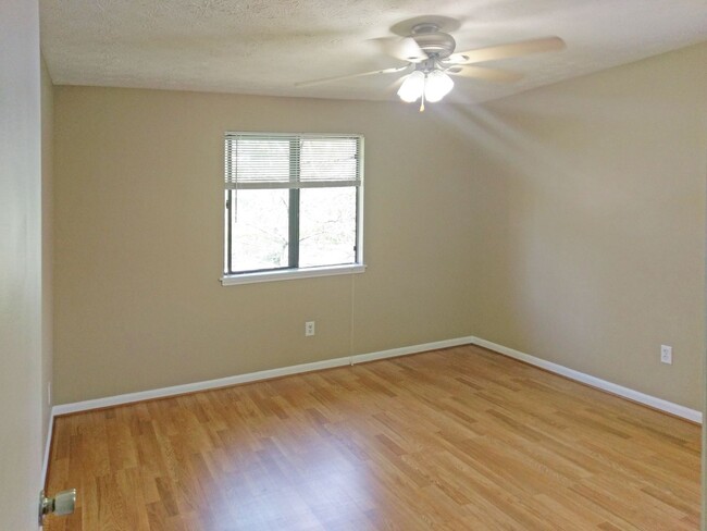 Building Photo - Lovely Condo in Winchester! Off-Street Par...