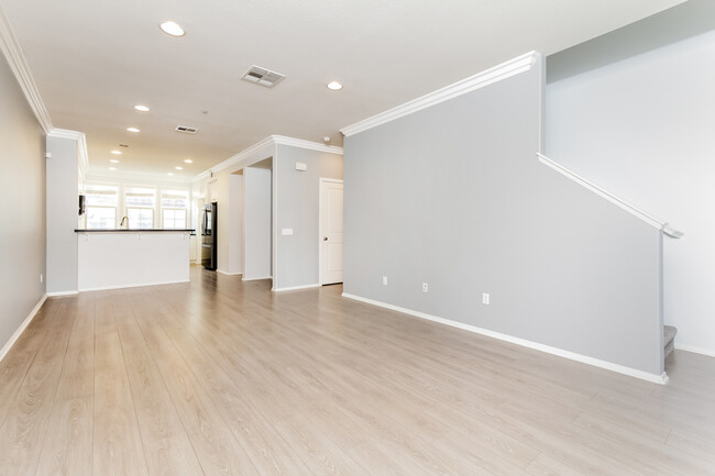 Building Photo - 826 E Promenade