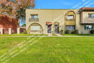 Building Photo - 2964 E Clarendon Ave