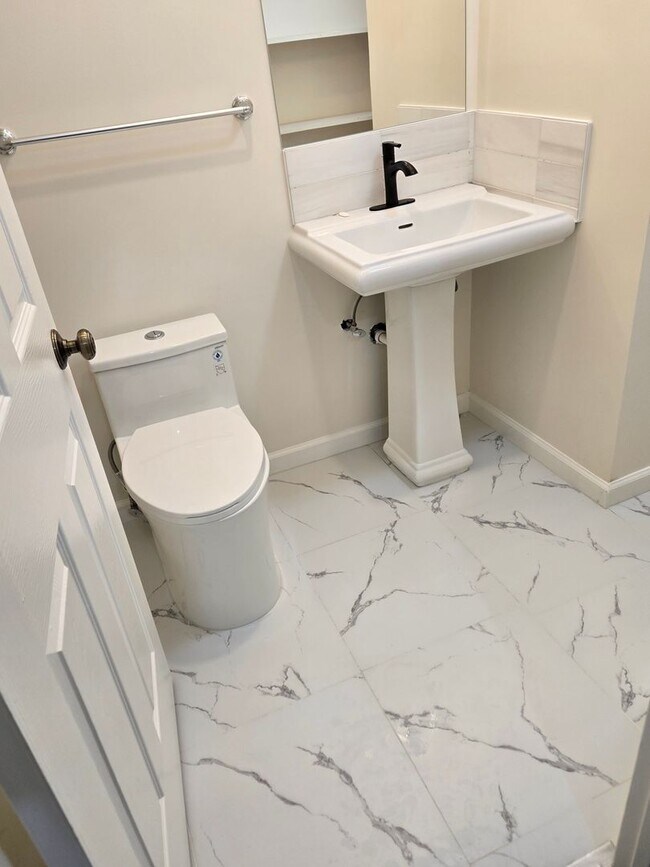 Foto del edificio - 77 Juniper Rd