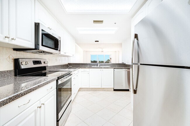 Building Photo - Clean 2/2 Condo in Daytona Beach Shores