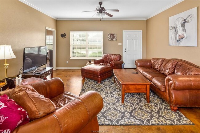 Building Photo - 410 Deacon Dr W