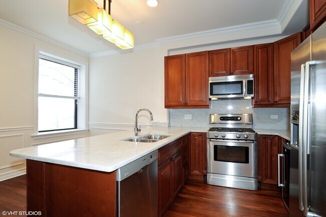 Building Photo - 323 W Webster Ave