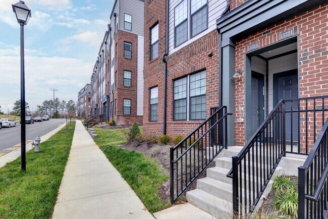 Foto del edificio - Three Story Brick End Unit with Rooftop Terrace
