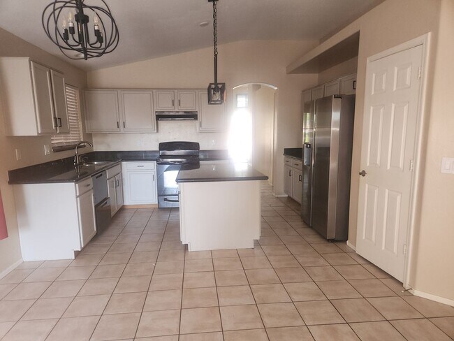 Foto del edificio - Spacious Home with Mountain views Near Downtown
