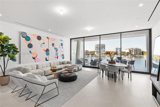 Foto del edificio - 5 Grove Isle Dr