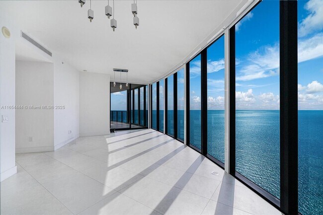Foto del edificio - 18555 Collins Ave