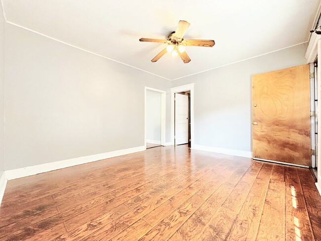 Building Photo - 2511 Ganahl St