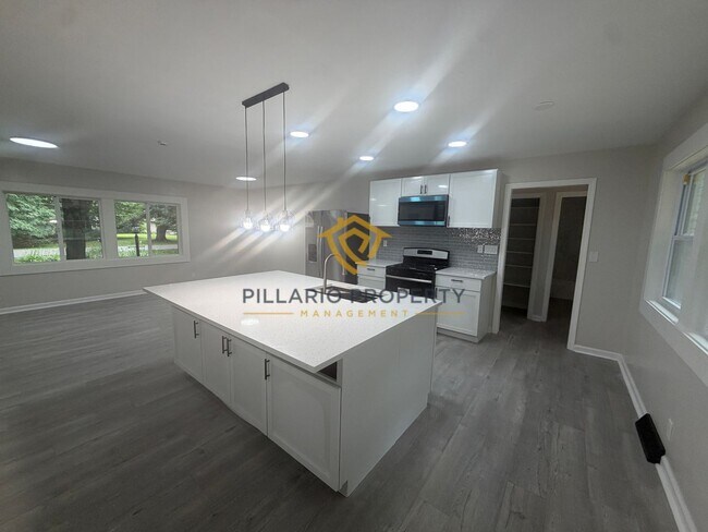 Foto del edificio - 2706 Lakewood Dr N