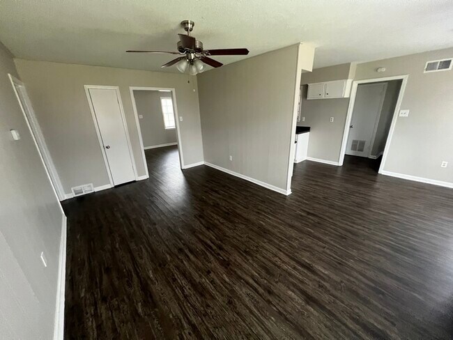 Building Photo - 1319 Mary Jane Ave