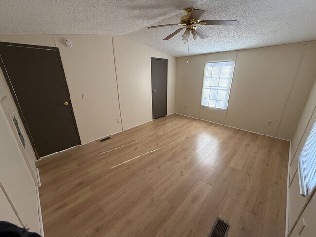 Building Photo - 1800 E Jordan Rd