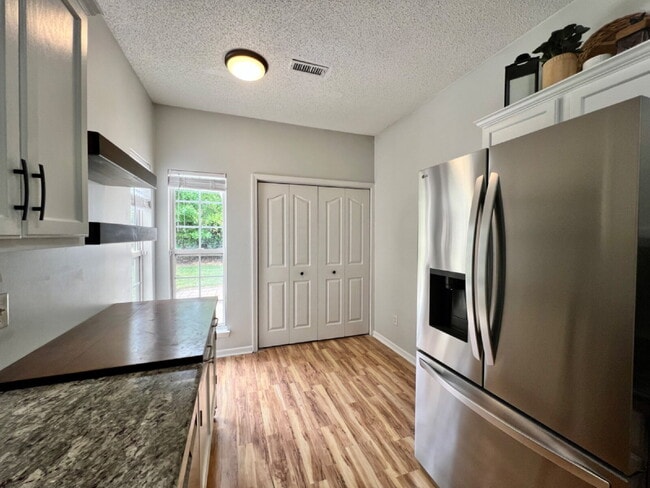 Building Photo - $500 OFF first month's rent!!