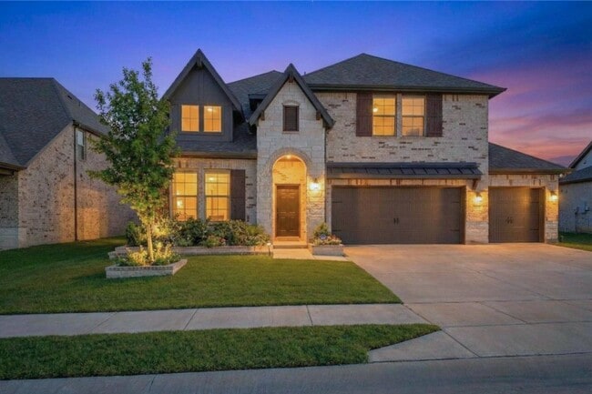 Building Photo - 905 Chinati St