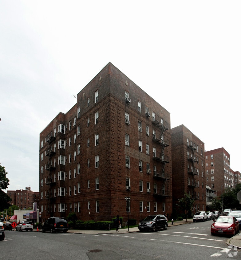 Primary Photo - 65-41 Saunders St