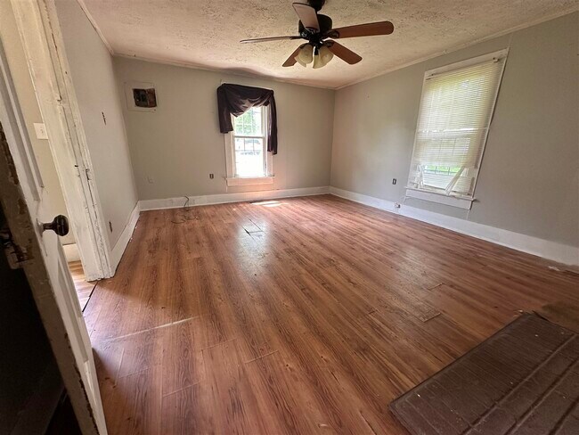 Building Photo - 581 E 6th St