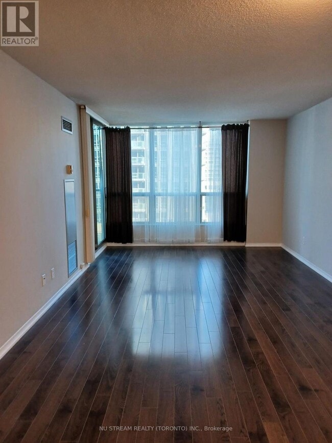 Photo du bâtiment - 750 Bay St.