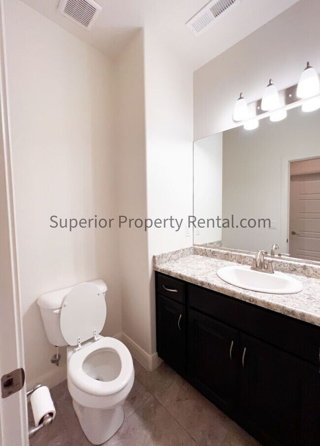 Foto del edificio - 4 bed, 2.5 bath home w/2 car garage