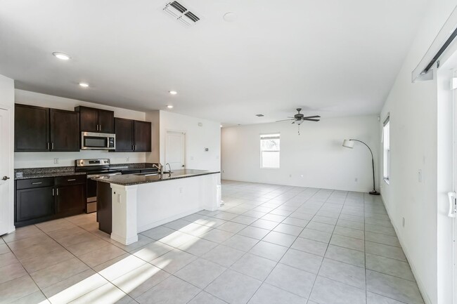 Building Photo - Modern Home 4-Bed, 2.5 Bath | Prime Riverv...