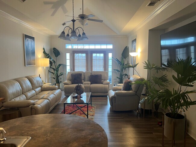 Sala de estar que conduce al balcón - 124 Sandlapper Way