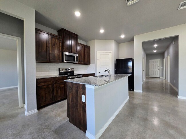 Foto del edificio - MOVE IN SPECIAL & NEW IN MANAGEMENT - AVAI...