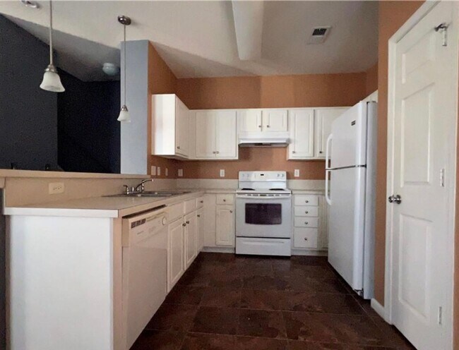 Foto del edificio - End Unit Townhouse Near Town Center VB