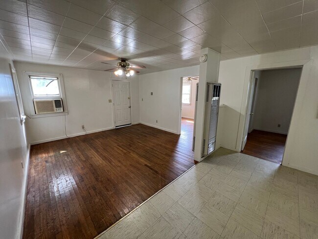 Foto del edificio - 223-223.5-2235 E Home St