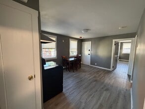 Building Photo - 9-15 Riverview Pl