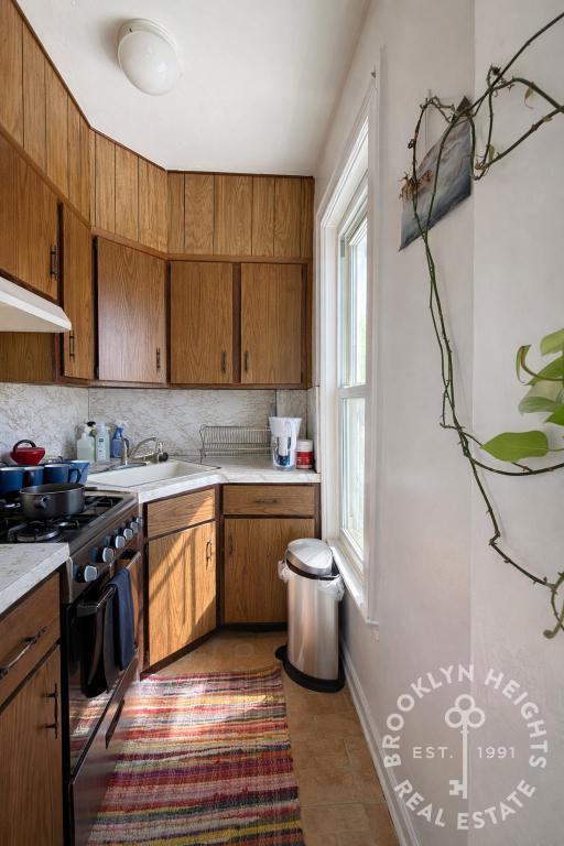 Foto del edificio - Floor-Through 1BR + Den – Top Floor Brownstone – Sun-Filled – Prime Location