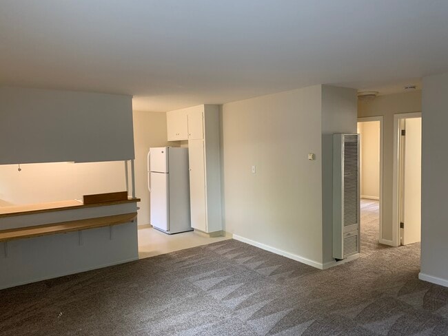 Building Photo - 2323 Pauline Dr
