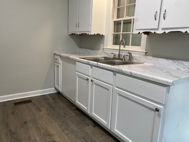 Building Photo - 607 Arlington Ave