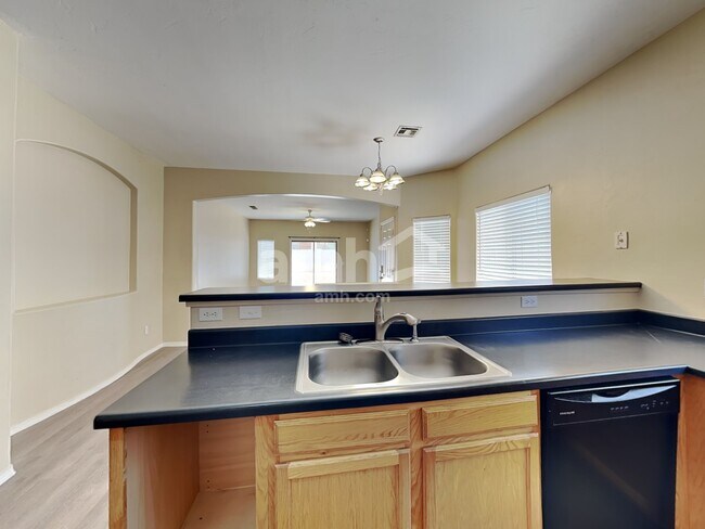 Foto del edificio - 6653 S Stratosphere Ln