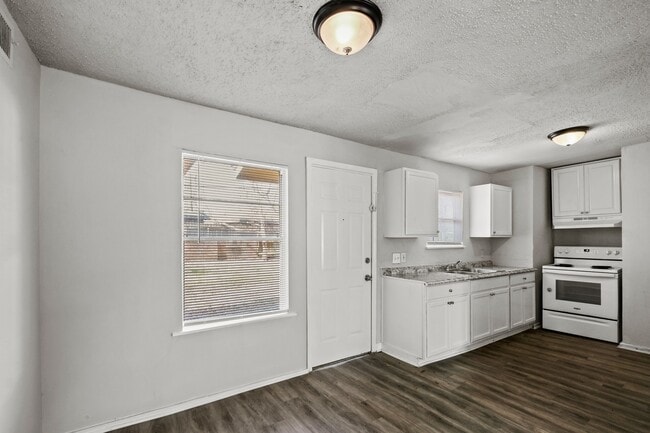 Foto del edificio - 8118 Panay Dr