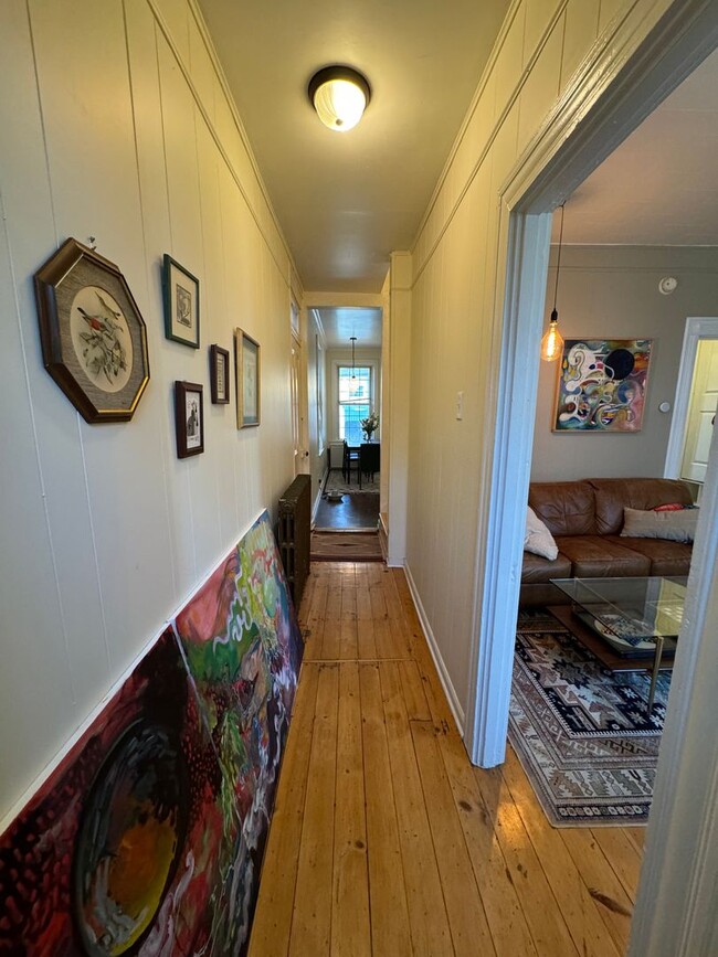 Building Photo - Stylish 3 Bedroom 1.5 Bathroom Home with G...