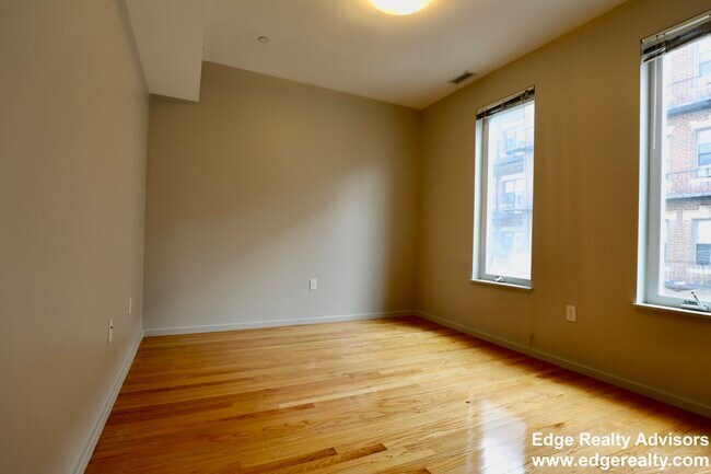 Building Photo - 62 Glenville Ave
