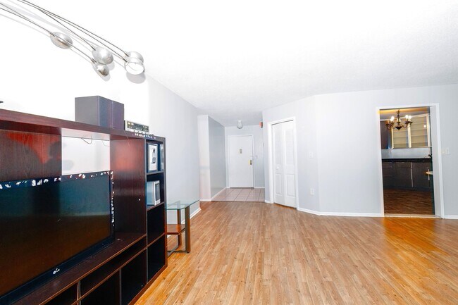Building Photo - 1310 Harmon Cove Tower