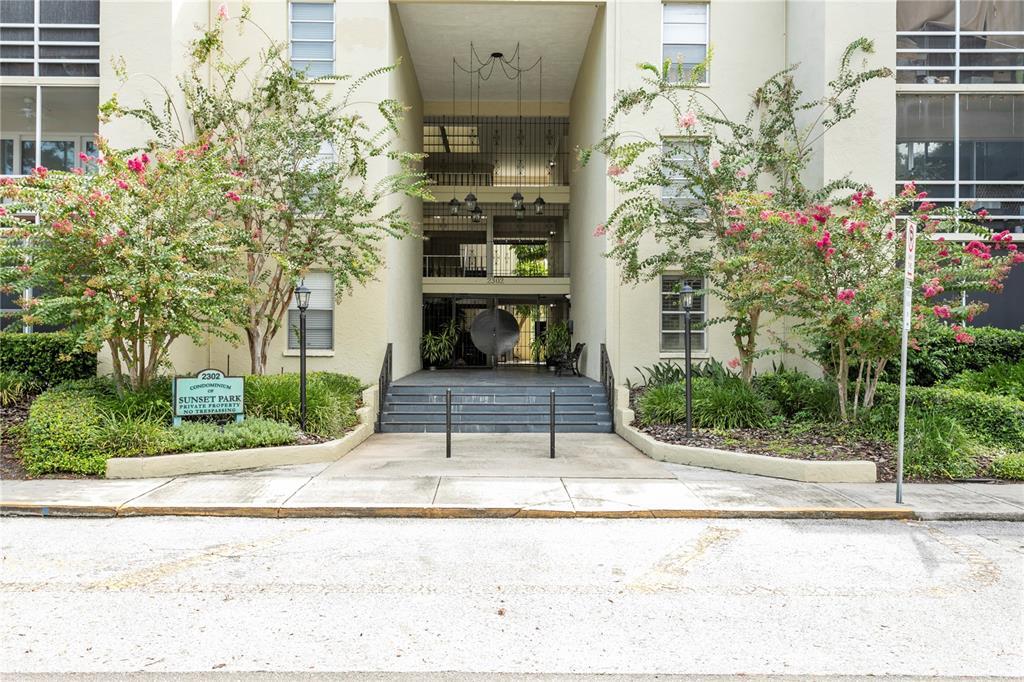 Foto principal - 2302 S Manhattan Ave