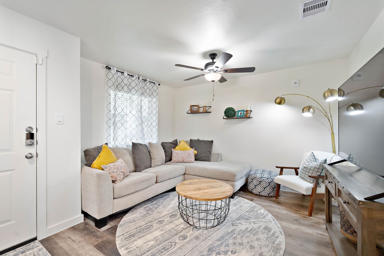 Foto principal - 12603 Telge Rd