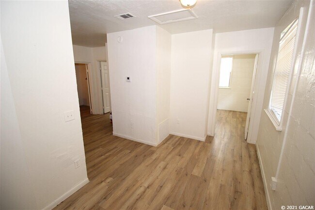 Building Photo - 643 NE Waldo Rd