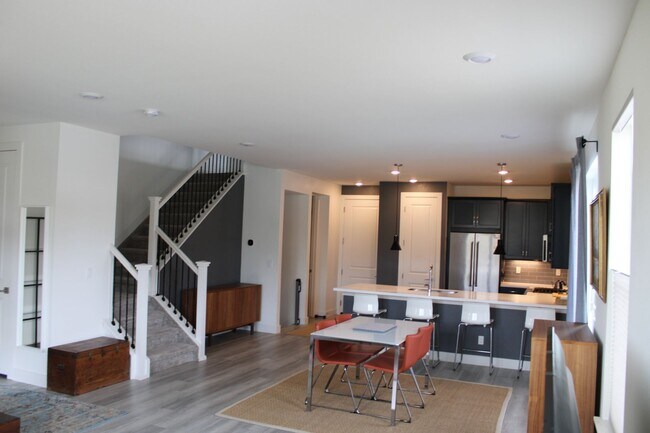Foto del edificio - Newly Furnished 4 bedroom/ 4 bathroom Town...