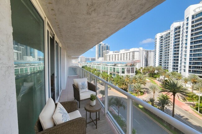 Foto del edificio - 5900 Collins Ave