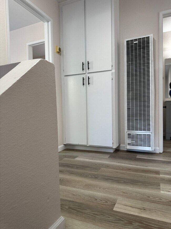 Foto del edificio - 3117-3119 Christy Wy