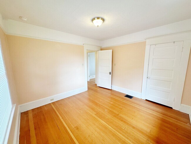 Building Photo - 1 Bedroom 1 Bath Top Floor Unit with HUGE ...